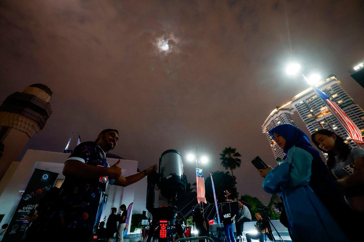 Planetarium Negara tawarkan cerapan gerhana bulan penuh kepada ratusan pengunjung