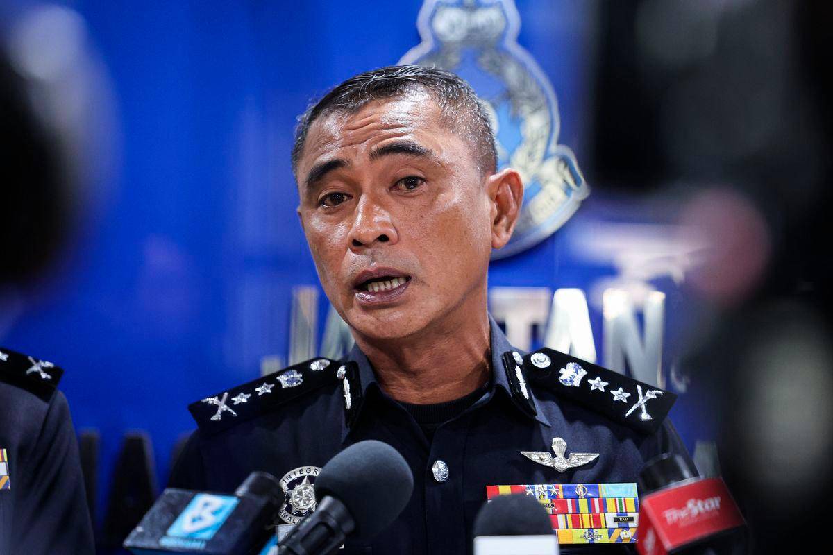 Polis tahan individu selepas kekecohan operasi pengosongan rumah teres Kampung Sungai Baru Polis tahan individu selepas kekecohan operasi pengosongan rumah teres Kampung Sungai Baru