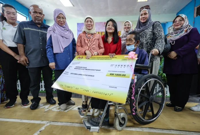 PwD__single_mothers_and_elderly_receive_RM2b_in_aid