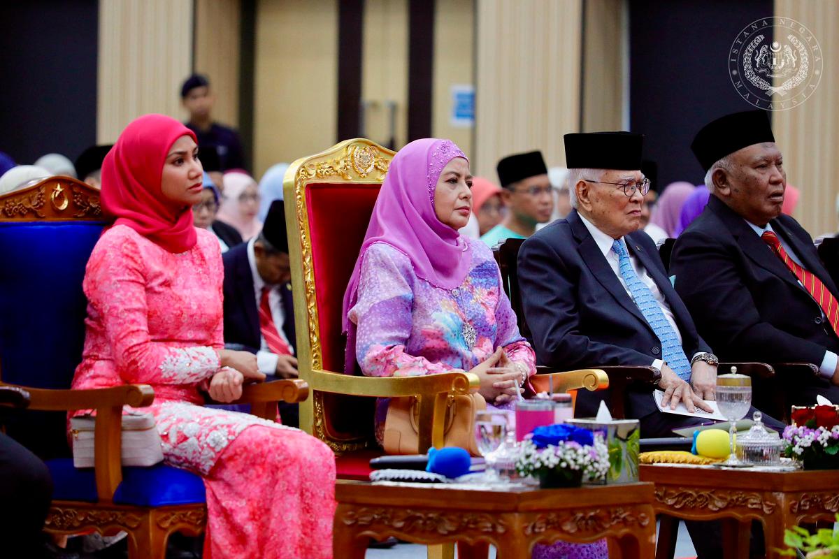 Queen attends UTM Royal Intellectual Forum Queen attends UTM Royal Intellectual Forum