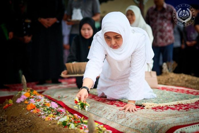 Queen visits grave of late Corporal Muhammad Faizal