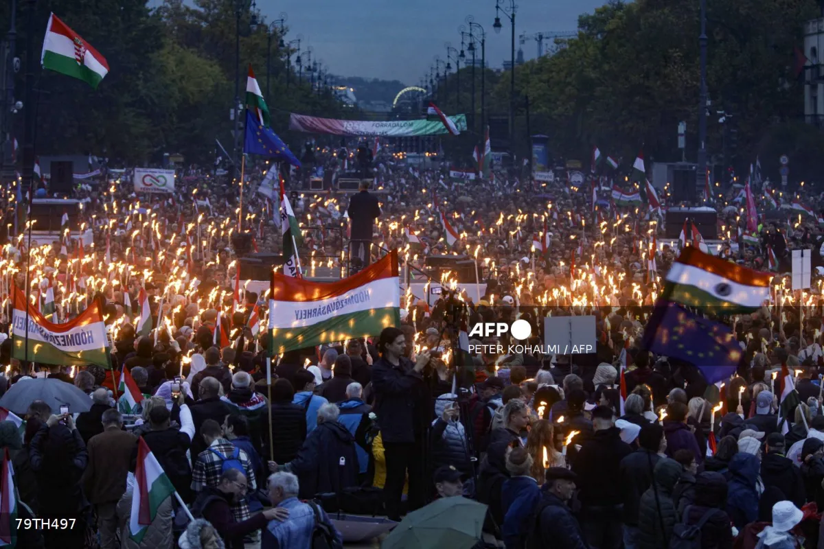 Rival political rallies draw crowds in Budapest on Hungary national day Rival political rallies draw crowds in Budapest on Hungary national day