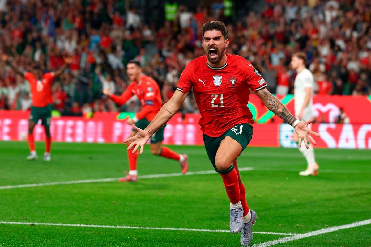Ruben Neves stoppage-time winner keeps Portugal top in World Cup qualifying Ruben Neves stoppage-time winner keeps Portugal top in World Cup qualifying