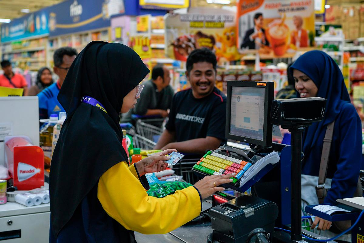 SARA aid on MyKad praised for convenience and safety by recipients SARA aid on MyKad praised for convenience and safety by recipients