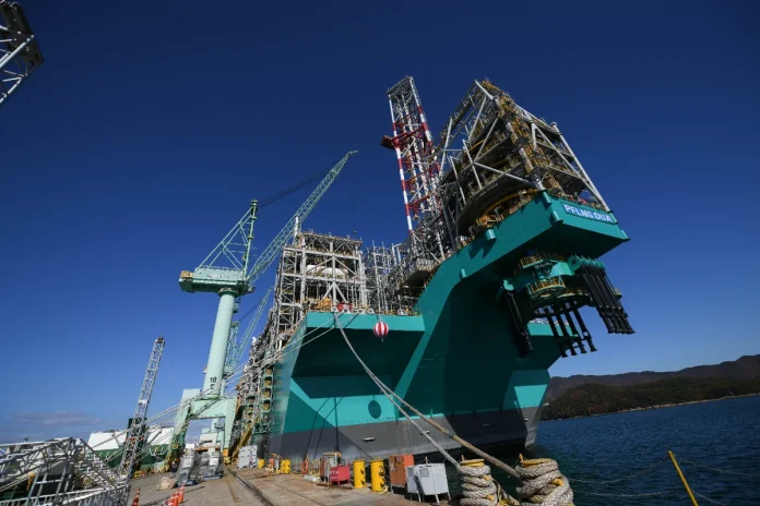 Sabah_formalises_25__stake_in_Petronas_PFLNG_3_facility