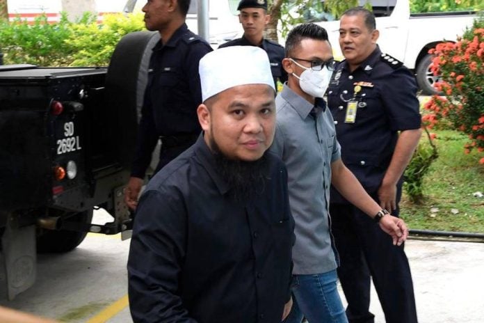 Saksi kes Ebit Lew analisis 30,000 gambar dalam pemacu pena selama tujuh hari