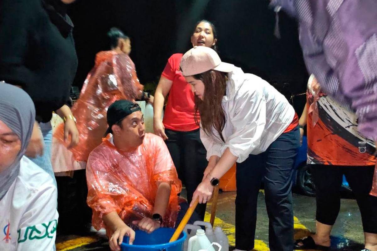 Sandakan volunteers distribute water amid supply disruption after outage