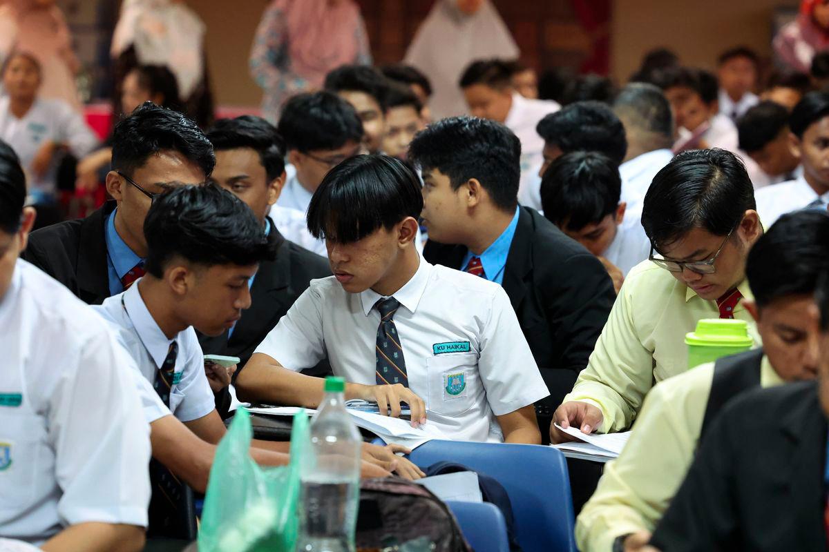 Sarawak leaders call for public caning return in schools