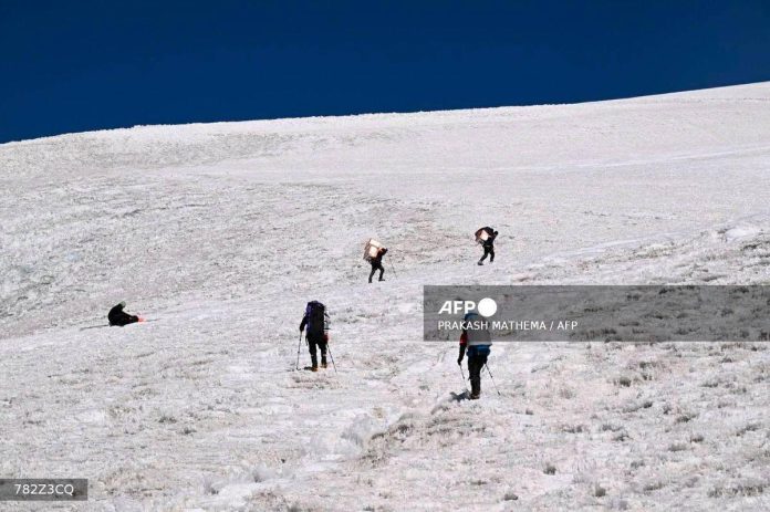Scientists drill Tajik glacier ice cores to study climate resistance