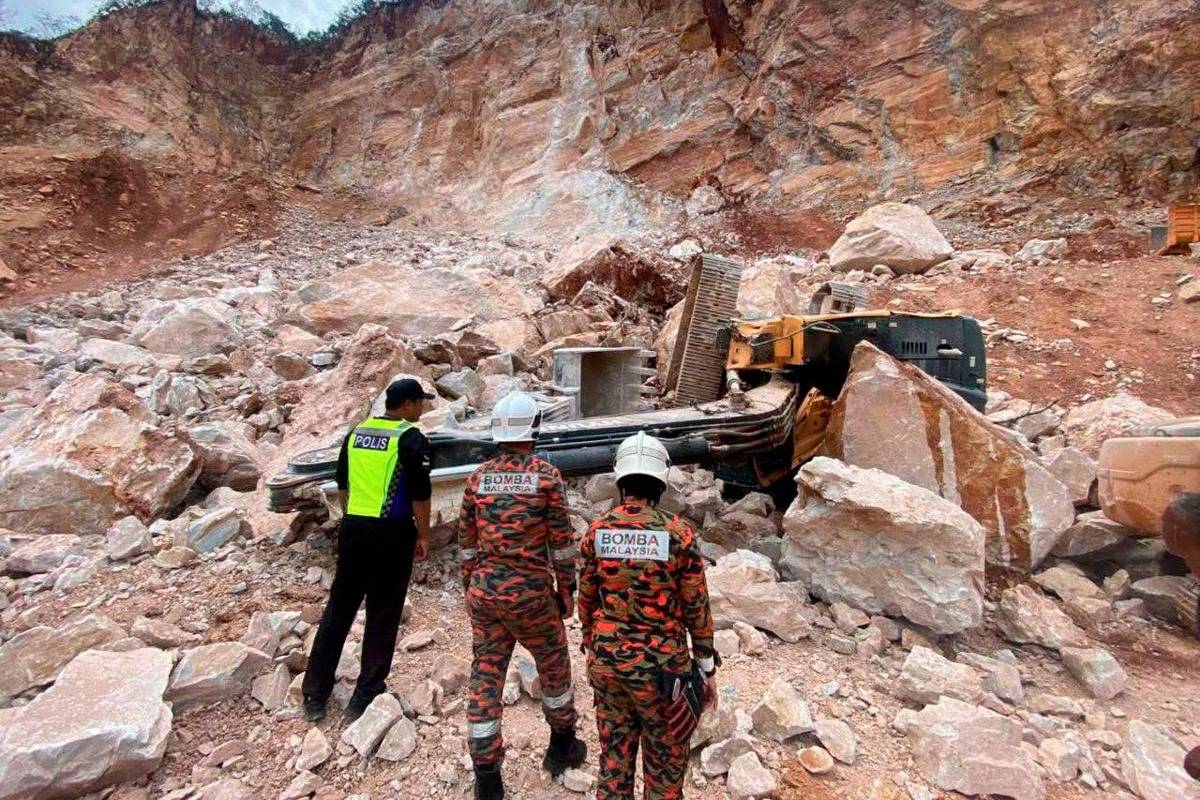 Search continues for excavator driver buried in quarry rockfall Search continues for excavator driver buried in quarry rockfall
