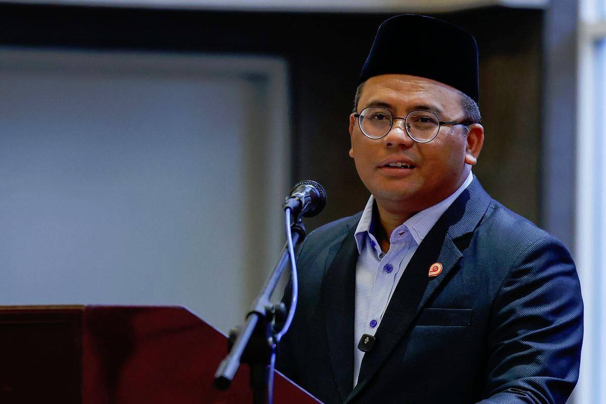 Selangor gives RM1000 aid to 64 families hit by thunderstorm Selangor gives RM1000 aid to 64 families hit by thunderstorm