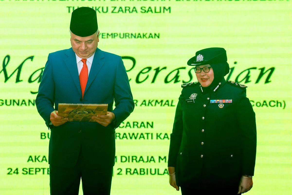 Sultan Nazrin officiates AKMAL CoACH project and Wira dan Wirawati Kastam book Sultan Nazrin officiates AKMAL CoACH project and Wira dan Wirawati Kastam book