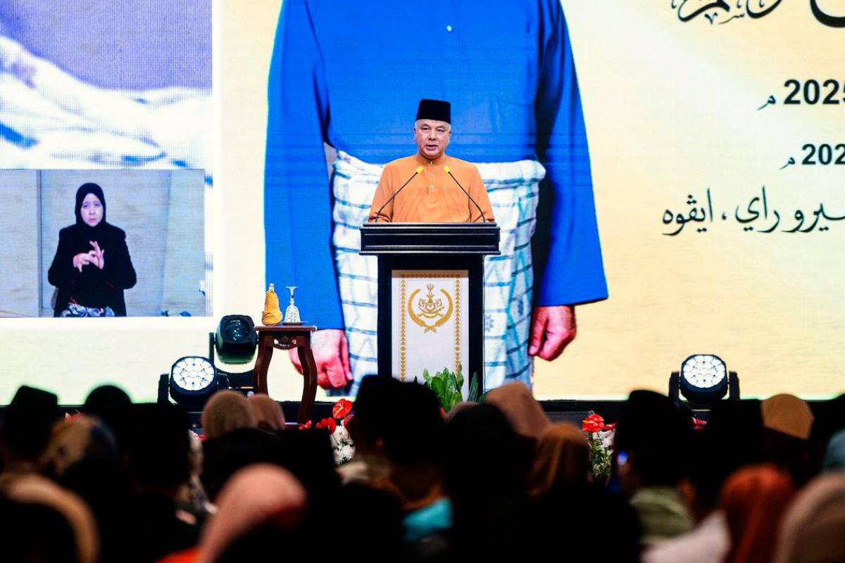 Sultan Nazrin tearfully prays for unity at Perak Maulidur Rasul event Sultan Nazrin tearfully prays for unity at Perak Maulidur Rasul event