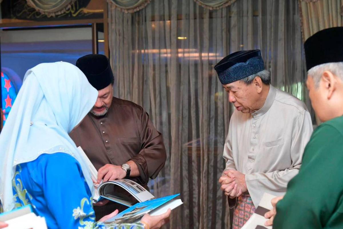 Sultan Sharafuddin grants audience to ministers on KL development plans Sultan Sharafuddin grants audience to ministers on KL development plans
