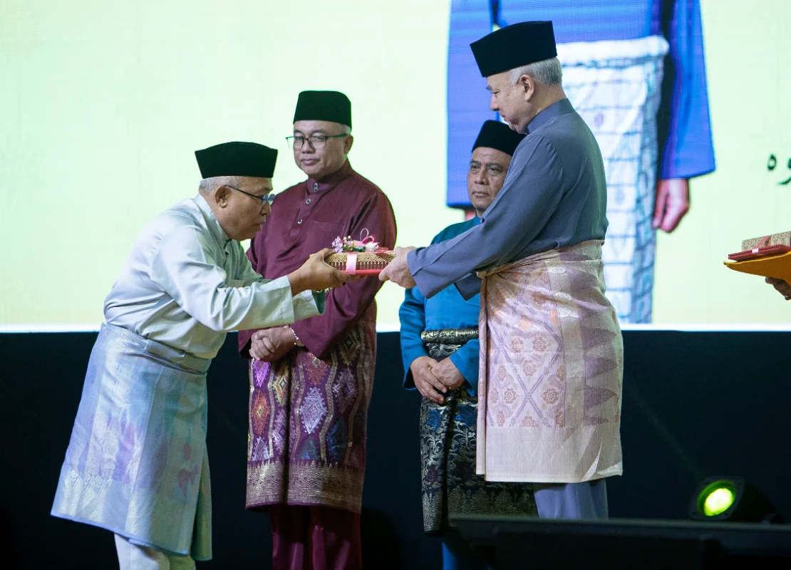 Sultan_Nazrin_sampaikan_Anugerah_Kecemerlangan_Pendidikan_Islam_Perak_2025