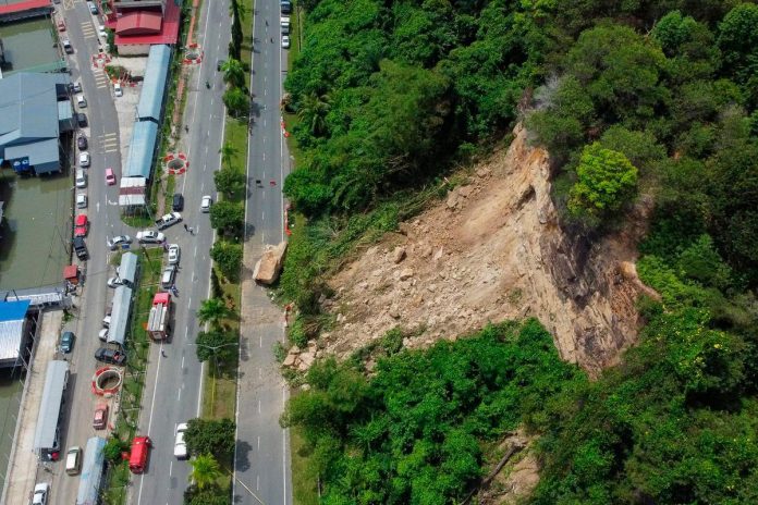 Tanah runtuh dan banjir landa Kota Kinabalu akibat hujan lebat