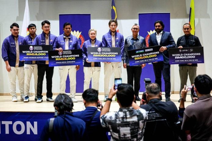 Tang Jie-Ee Wei receive RM460,000 reward for mixed doubles world title