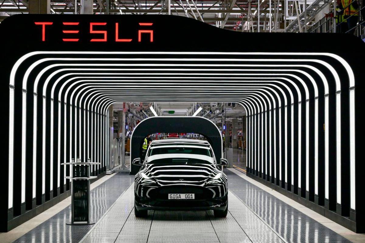 Tesla approved to test autonomous robotaxis in Arizona with safety monitors Tesla approved to test autonomous robotaxis in Arizona with safety monitors