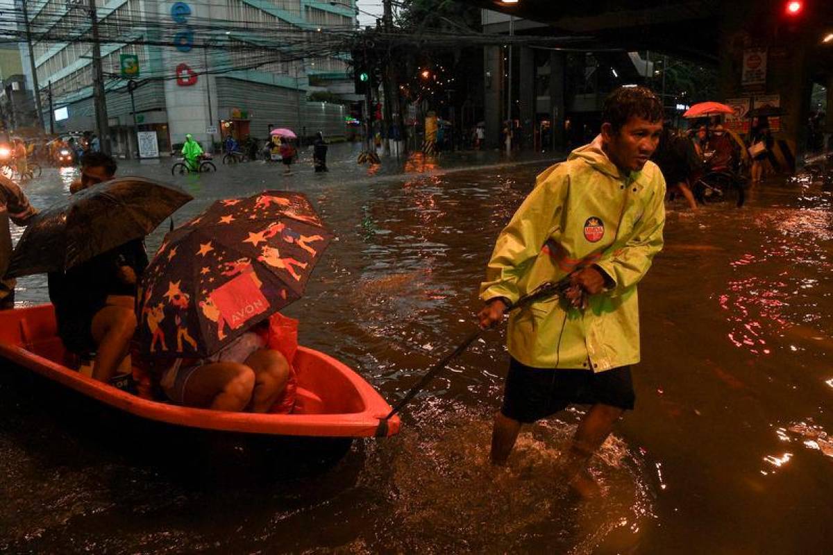 Thousands evacuate Philippine coast as tropical storm approaches Thousands evacuate Philippine coast as tropical storm approaches