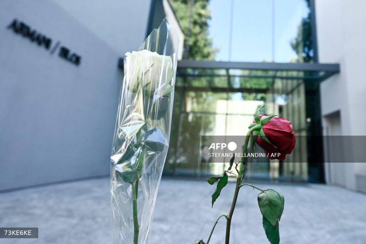 Thousands pay respects to Giorgio Armani at Milan memorial Thousands pay respects to Giorgio Armani at Milan memorial