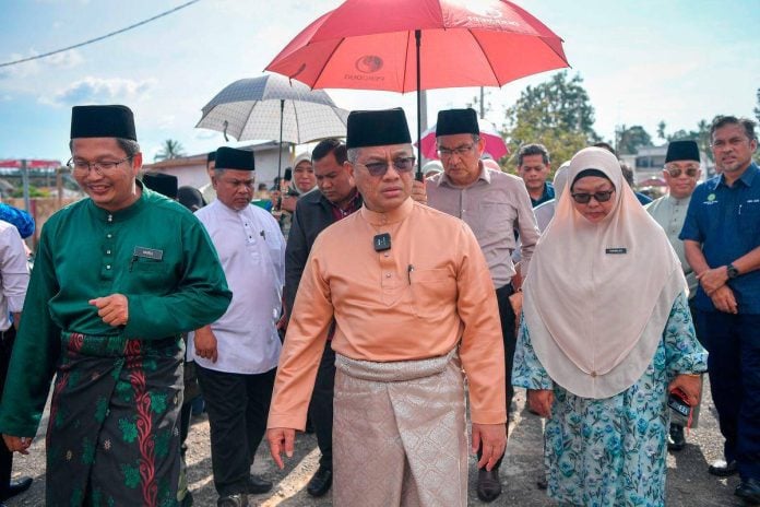 Tiga agensi agama salur RM184,700 bantu mangsa ribut Telok Panglima Garang Tiga agensi agama salur RM184,700 bantu mangsa ribut Telok Panglima Garang