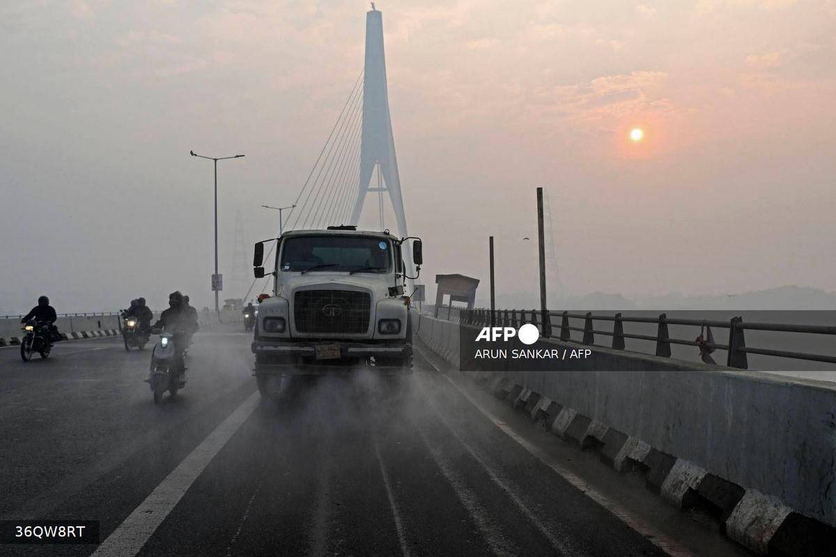 Toxic haze chokes New Delhi as air pollution hits 16 times WHO limit Toxic haze chokes New Delhi as air pollution hits 16 times WHO limit