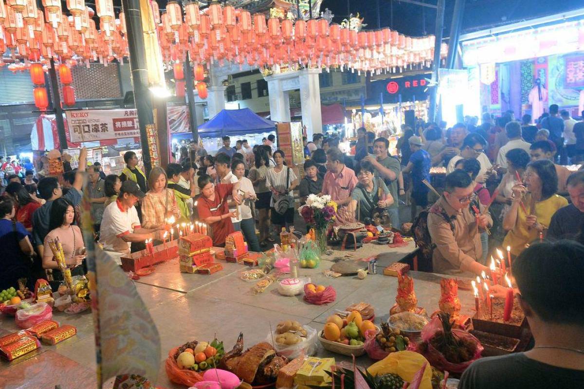 Traditions, beliefs meet in Hungry Ghost Festival Traditions, beliefs meet in Hungry Ghost Festival