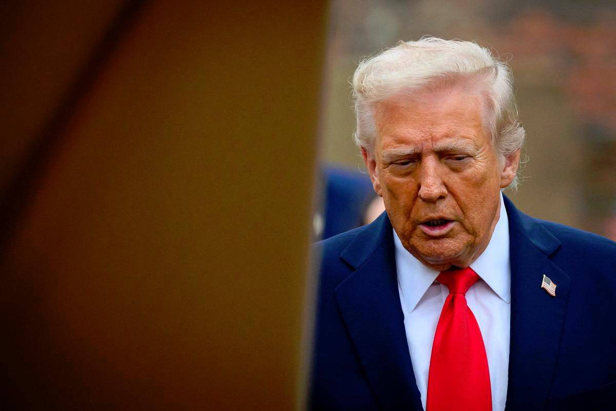 Trump applauds Kimmel suspension and threatens broadcaster licenses