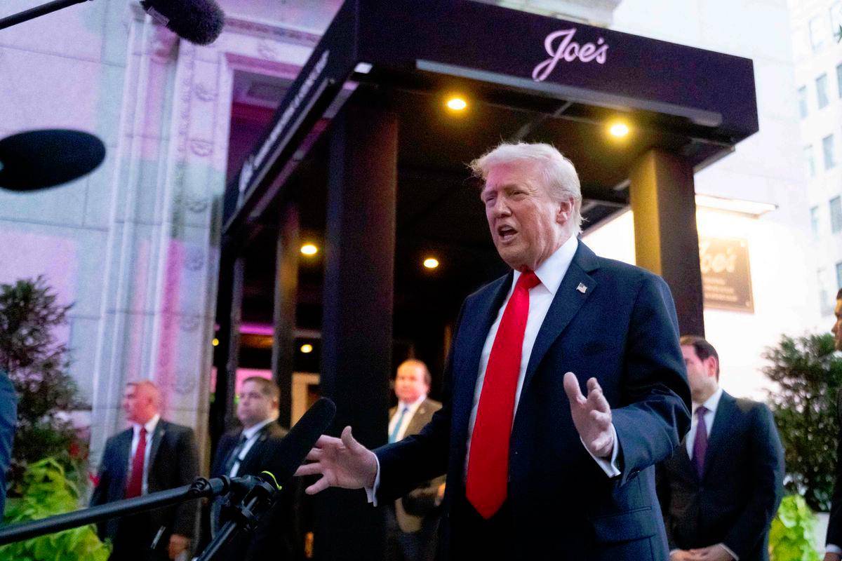 Trump jeered as ‘Hitler of our time’ at Washington restaurant dinner Trump jeered as ‘Hitler of our time’ at Washington restaurant dinner