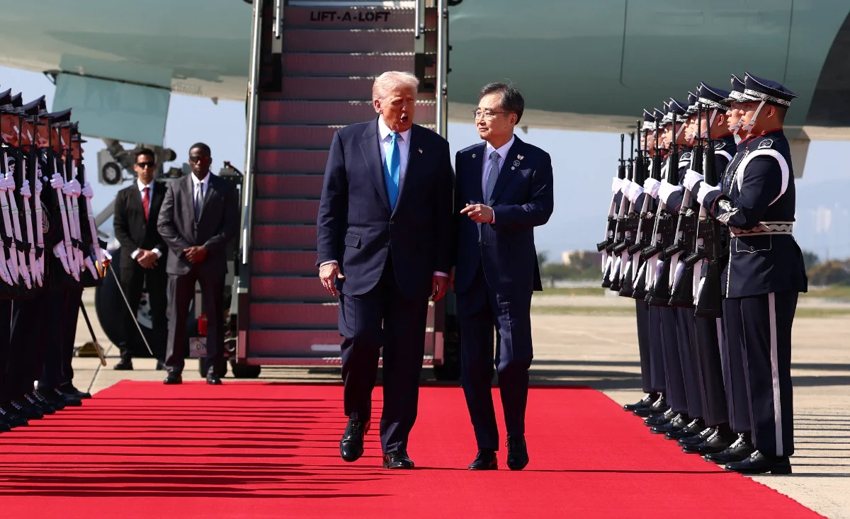 Trump lands in South Korea for trade talks with Lee and Xi