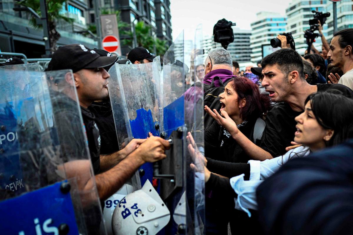 Turkey police fire tear gas at protesters outside opposition's Istanbul HQ Turkey police fire tear gas at protesters outside opposition's Istanbul HQ