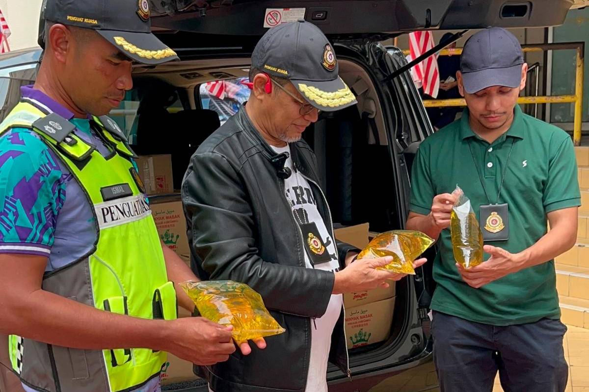 Two enforcement officers among eight held in Kelantan cooking oil scandal Two enforcement officers among eight held in Kelantan cooking oil scandal