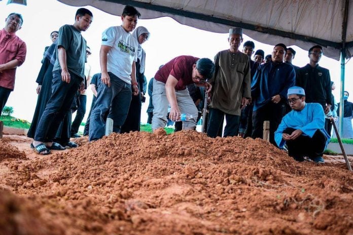 UM student laid to rest as parents serve as mutawifs in Saudi Arabia UM student laid to rest as parents serve as mutawifs in Saudi Arabia