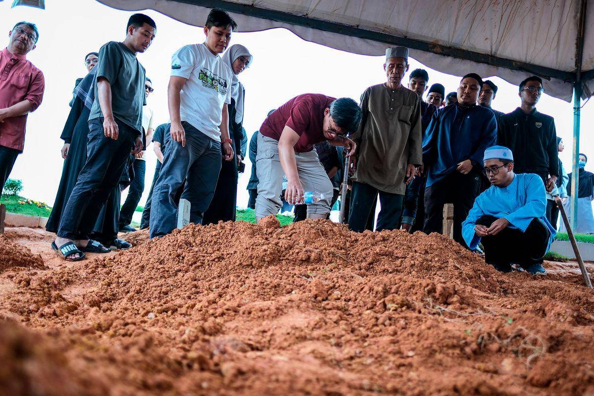 UM student laid to rest as parents serve as mutawifs in Saudi Arabia UM student laid to rest as parents serve as mutawifs in Saudi Arabia