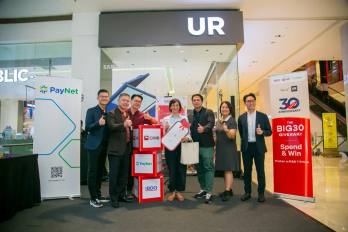 The first Grand Prize winner, Ms. Ong Yeek Lan, walked away with her brand-new Proton e.MAS 7 Prime in a special prize-giving ceremony held at Urban Republic in Pavilion Kuala Lumpur