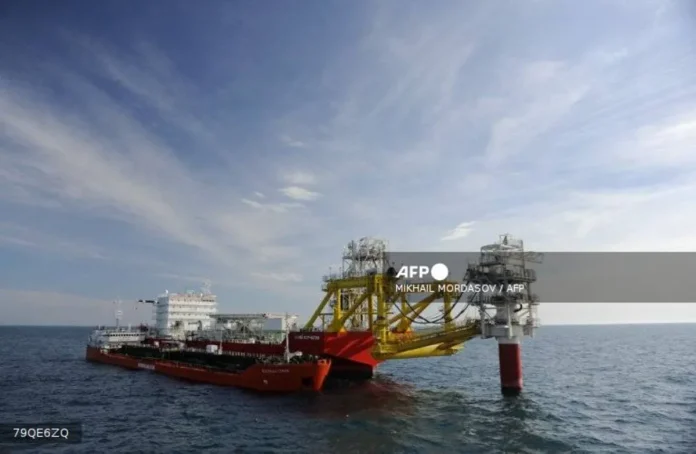 US and EU impose new sanctions on Russian oil and gas sector