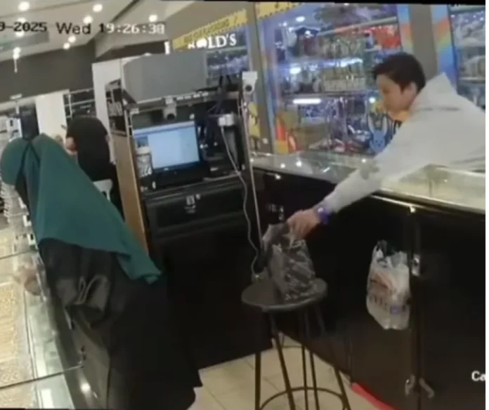 Thief nabs telekung bag at Johor mall, drops phone midway — netizens can’t stop laughing