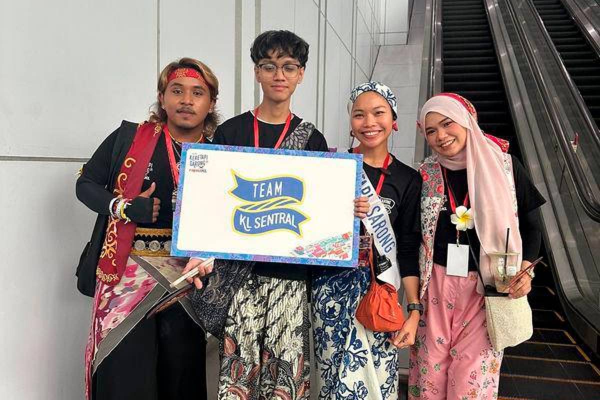 Vibrant sarongs light up 11 railway stations for Malaysia Day event Vibrant sarongs light up 11 railway stations for Malaysia Day event
