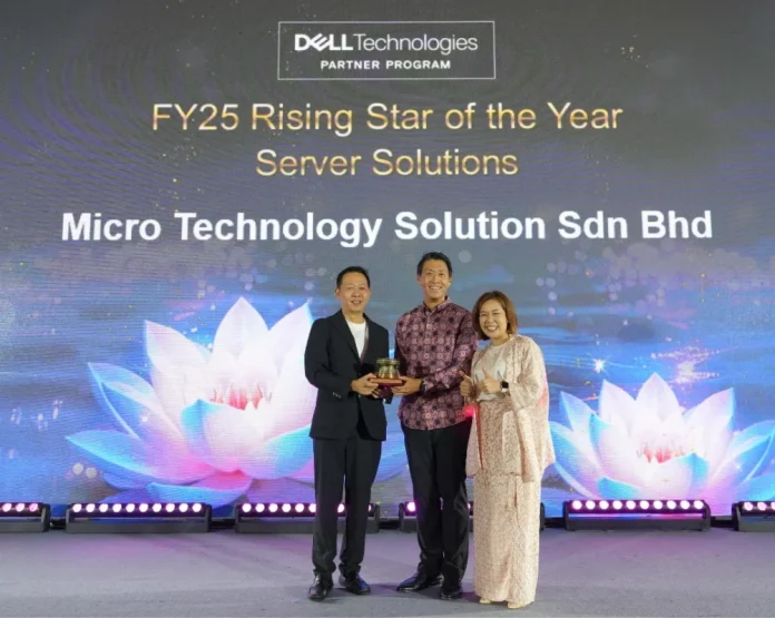 Macken Young, Managing Director and CEO of MM Computer Systems Berhad, receiving the FY25 Rising Star of the Year Award for Server Solutions from Vincent Lee, Senior Director & General Manager, South Asia & Emerging Markets (SAEM), Channels, Dell Technologies, accompanied by Katherine Beh, Channel Director, Malaysia, Dell Technologies.