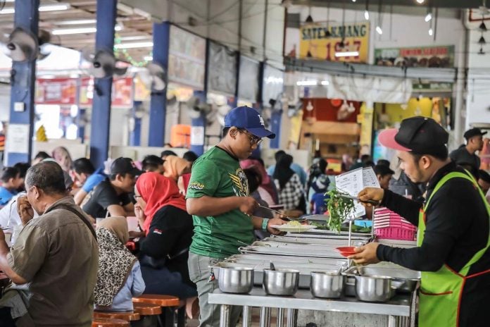 Japanese YouTuber surprised by Malaysian office culture and makan time