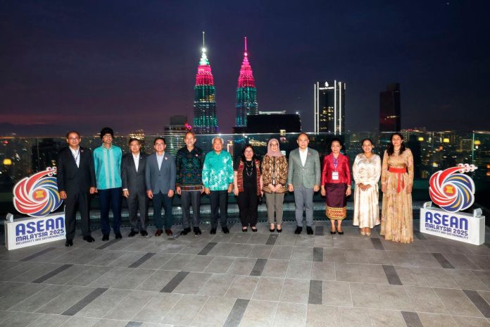 Delegasi AMM ke-58 tiba di Malaysia untuk mesyuarat menteri luar ASEAN Delegasi AMM ke-58 tiba di Malaysia untuk mesyuarat menteri luar ASEAN