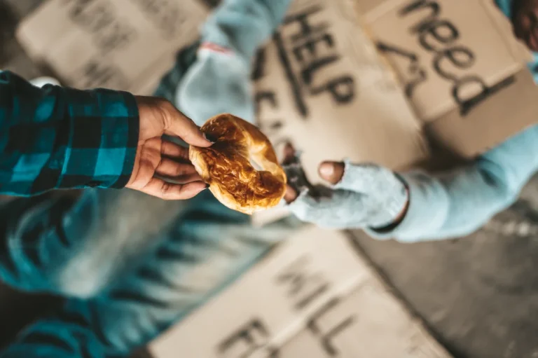 M’sian man regrets feeding the homeless instead of struggling uni friends — Netizens divided
