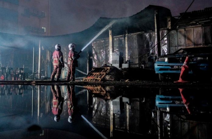 Fire destroys eight shops and three cars in Taman Pandan