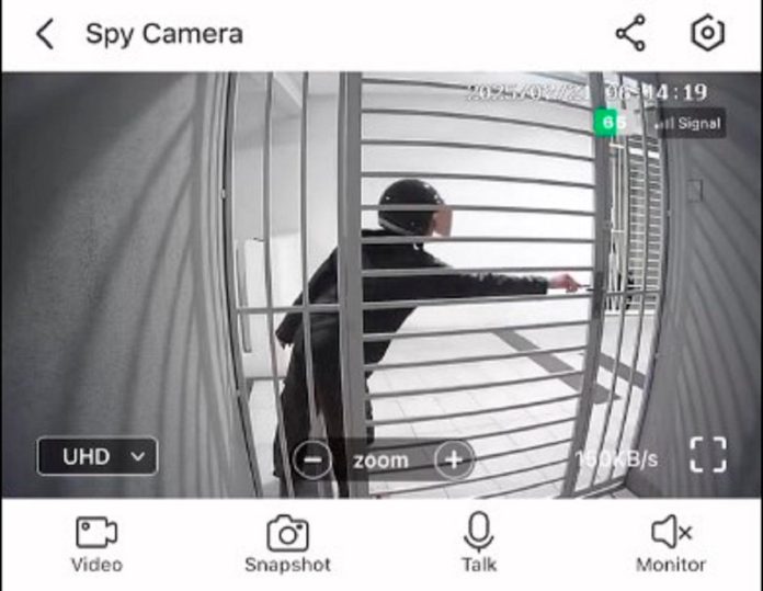 Attempted break-in foiled by homeowner’s camera Attempted break-in foiled by homeowner’s camera