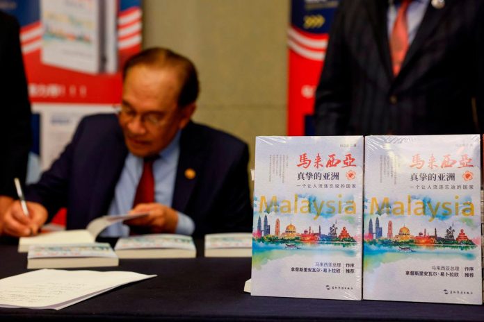Anwar lancar buku tentang Malaysia karya ahli ekonomi terkenal China