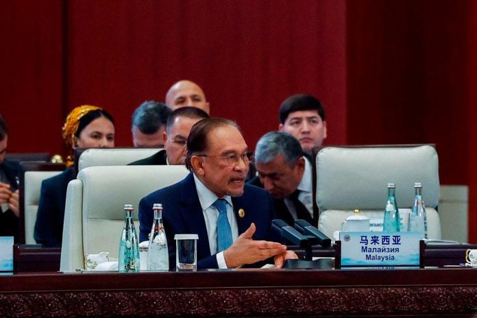Anwar Ibrahim meets Xi Jinping and Chinese Premier in Beijing to boost ties
