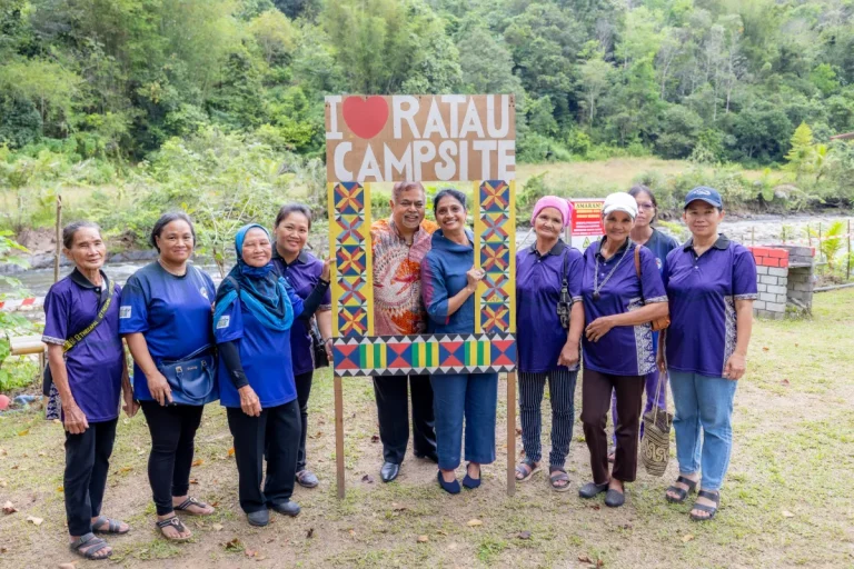 Datuk Seri Vijay Eswaran and Datin Seri Umayal Eswaran, chairperson, RYTHM foundation at Ratau campsite.