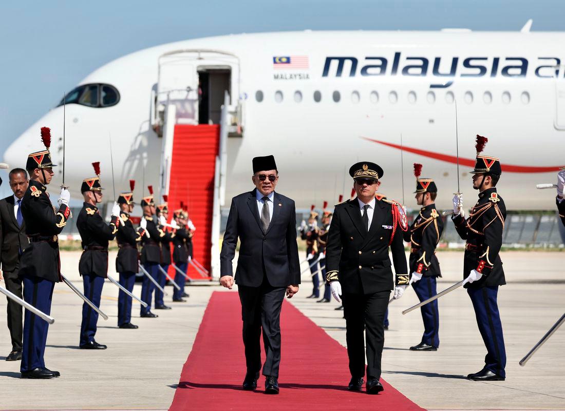 PM Anwar arrives in Paris for official visit to France PM Anwar arrives in Paris for official visit to France