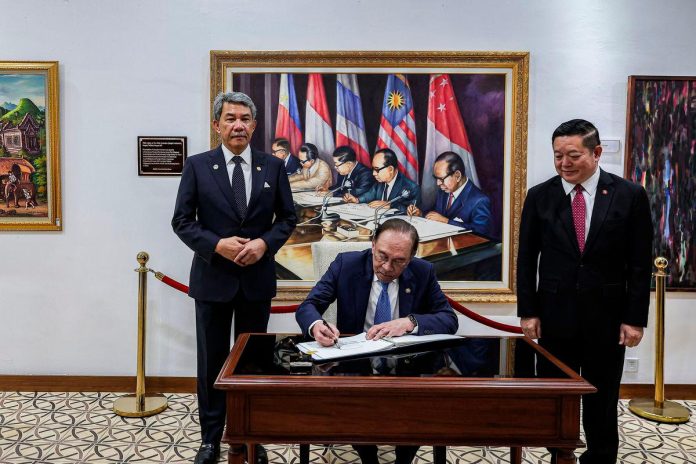 Malaysia and Indonesia strengthen ties with key agreements in annual talks