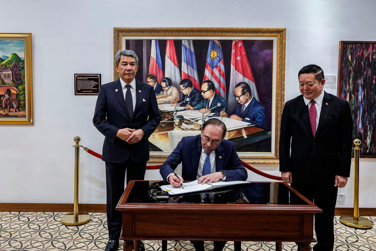 Malaysia and Indonesia strengthen ties with key agreements in annual talks